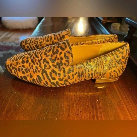 Women’s Size 8.5 Leopard Print Loafers - Picture 1 of 8